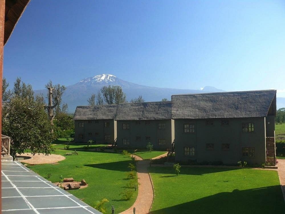 Weru Weru River Lodge gardened setting