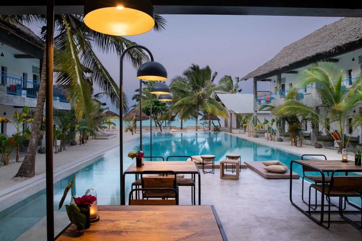 Casa Beach Hotel beachfront and pool in Jambiani